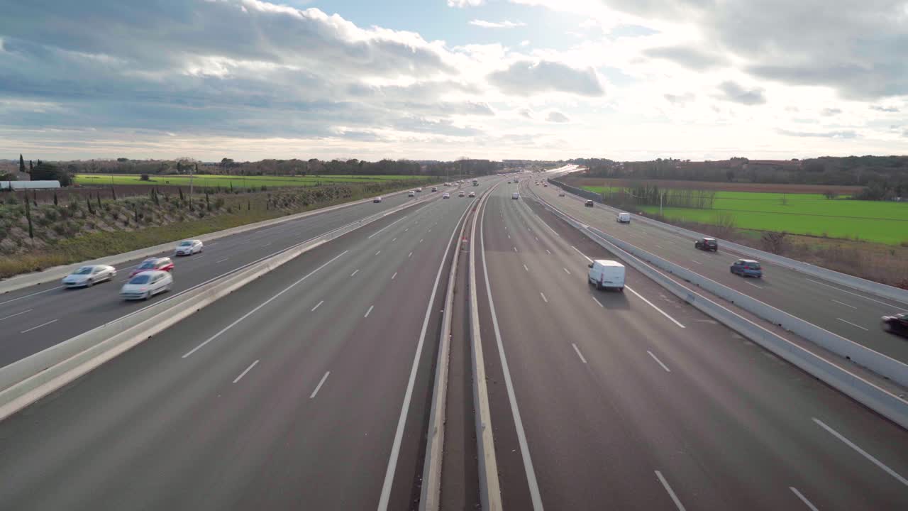 위에서 조용한 고속도로를 지나가는 차들을 바라보고, 푸른 하늘과 구름이 있는 아름다운 수평선