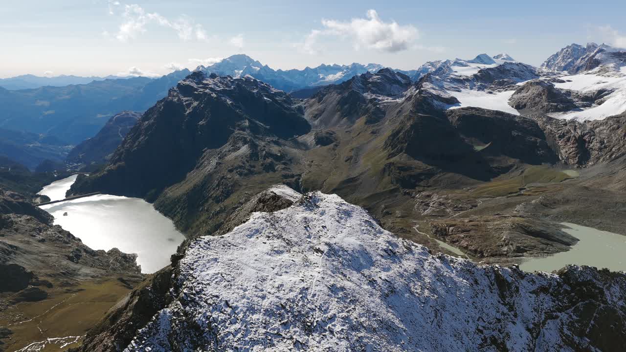 fontana con el lago de gera y la presa en el fondo, grupo de montañas bernina durante la temporada de verano, valmalenco en italia