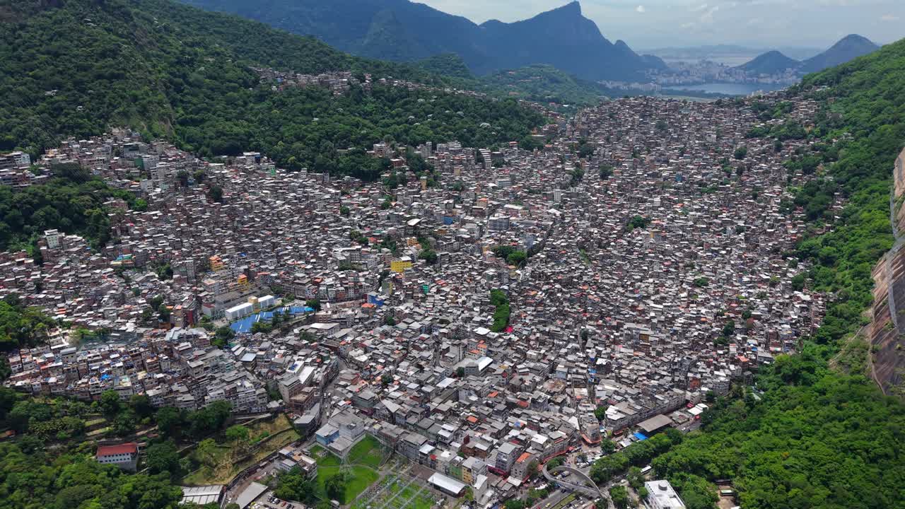 Veduta aerea di una favela densamente popolata a Rio de Janeiro.
