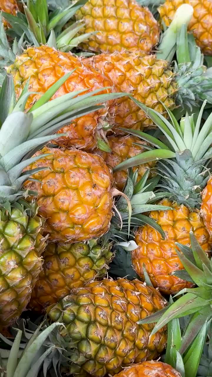 una caja de piñas en un mercado de frutas