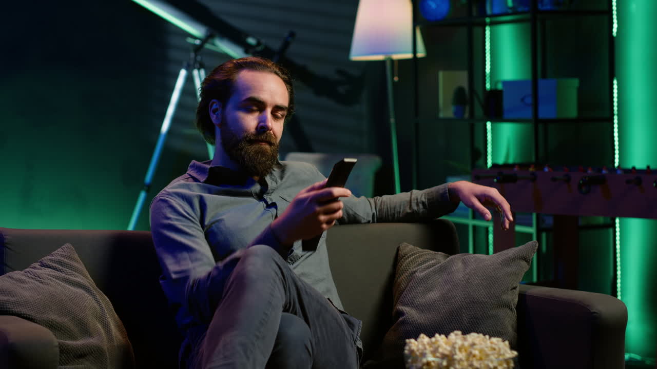 Person ankommer til lejligheden og sætter sig i sofaen for at nyde film