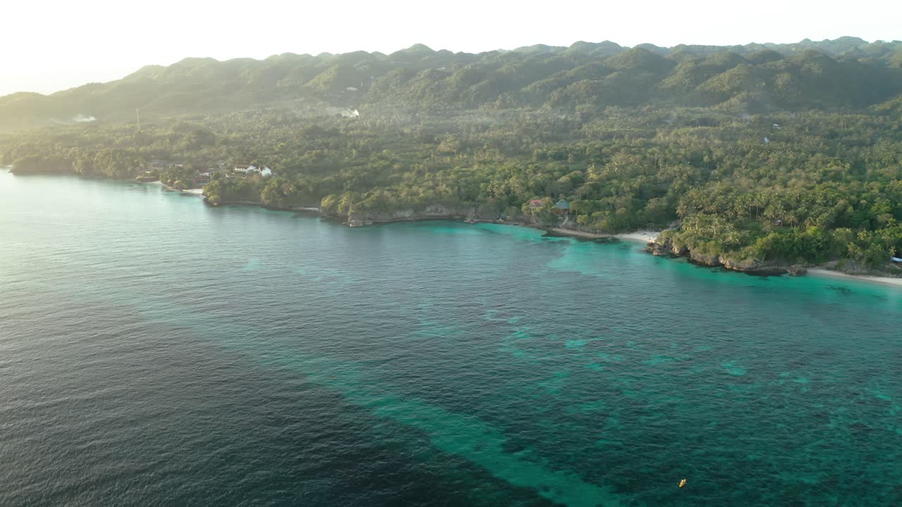 안다 섬 해안 옆의 청록색 바다 위의 공중