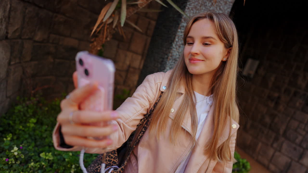 mujer tomando selfies al aire libre