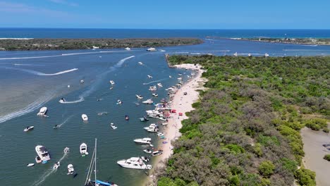 barcos y personas se reúnen para la celebración festiva