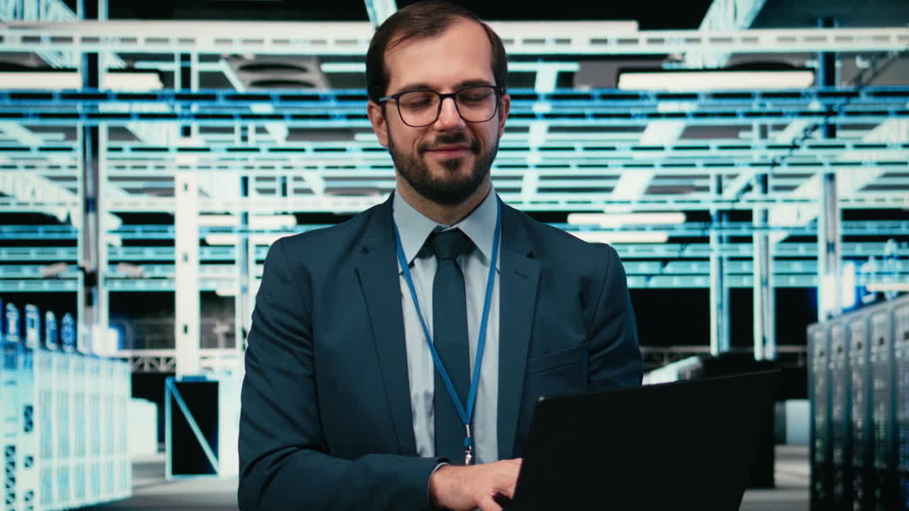 IT-professionel, der arbejder på bærbar computer i datacenter