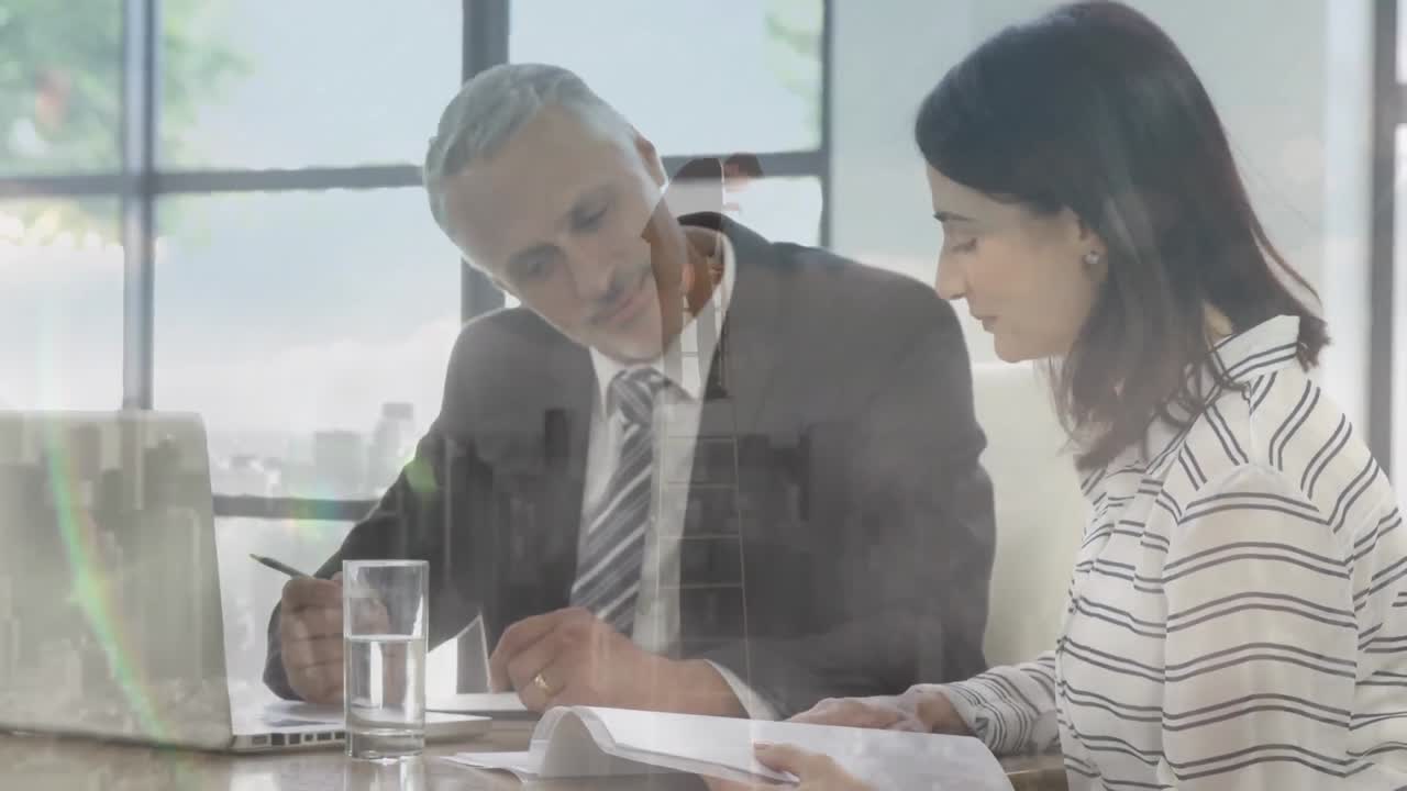 animación del paisaje urbano sobre diversas personas de negocios que trabajan en la oficina