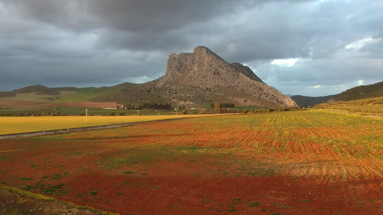 sobrevolando la montaña llamada peña de los enamorados sobre campos verdes