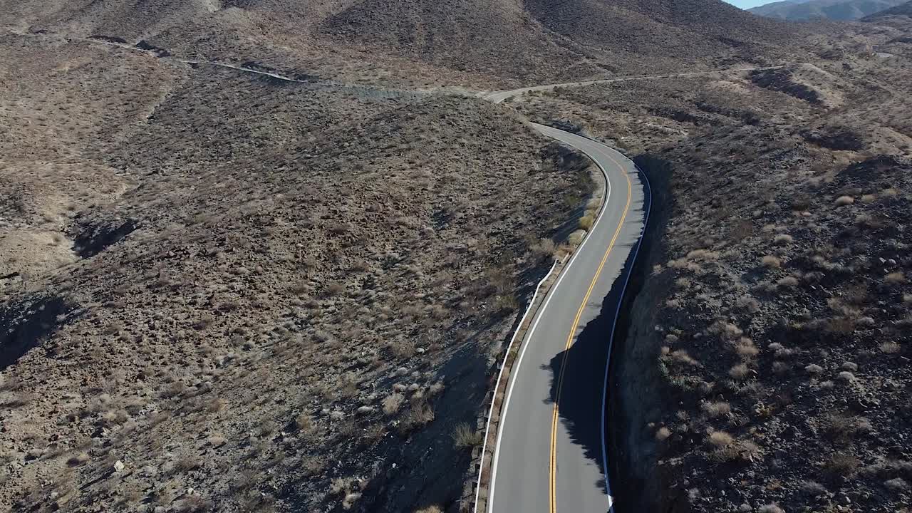 conducción de automóviles negros en la carretera del desierto en california