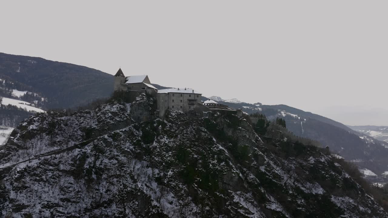 겨울 동안 prores에서 dji mavic 3 cine으로 촬영한 monastero di sabiona의 놀라운 전망