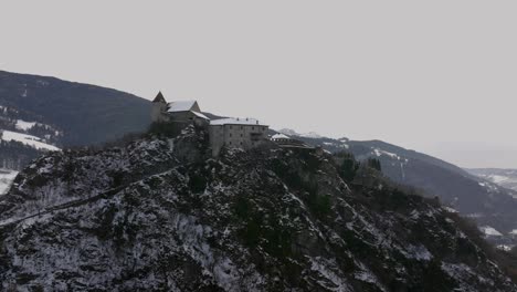 Atemberaubende-Aussicht-Auf-Monastero-Di-Sabiona,-Gefilmt-Mit-DJI-Mavic-3-Cine-In-Prores-Im-Winter