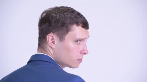 joven y guapo hombre de negocios en traje