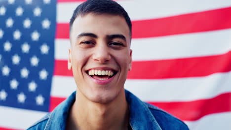 hombre sonriente frente a la bandera estadounidense