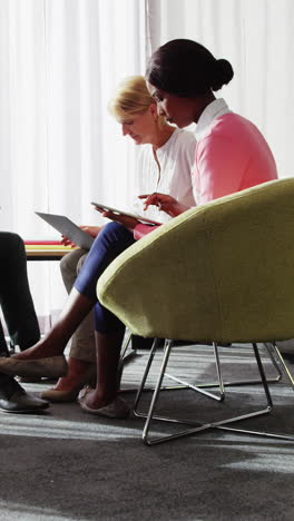 hombres de negocios que usan tabletas digitales