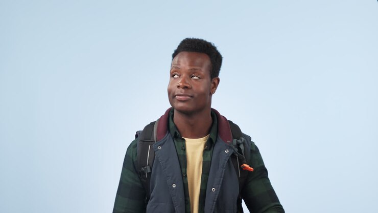 Smil i studie, sort mand på vandretur