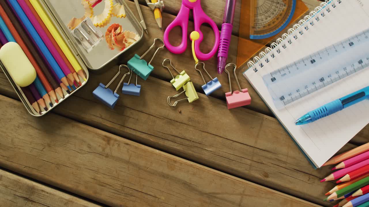 видео карандашей, булавок, линейки, ручки и бумаги на деревянной поверхности