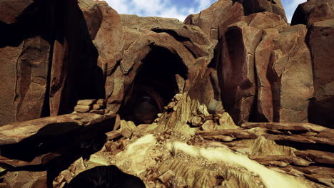 cañón desértico con entrada a una cueva