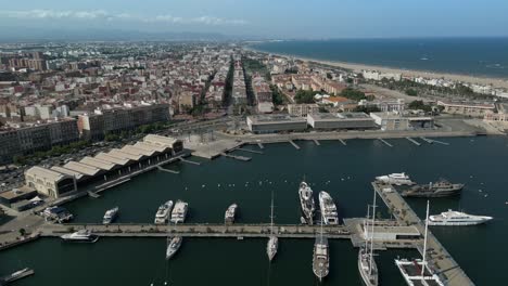 Toma-Aérea-Panorámica-Del-Puerto-Deportivo-De-Valencia-En-Verano-Caluroso,-España