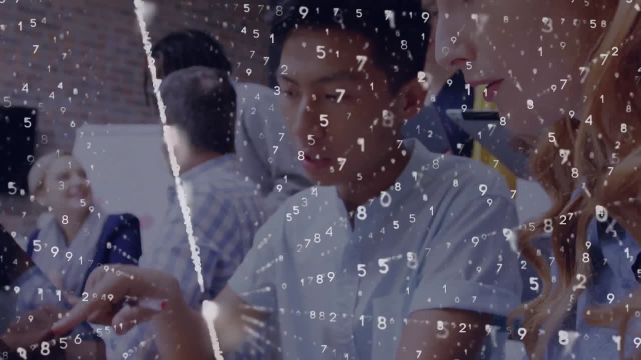 procesamiento de datos contra colegas de oficina discutiendo sobre una tableta digital