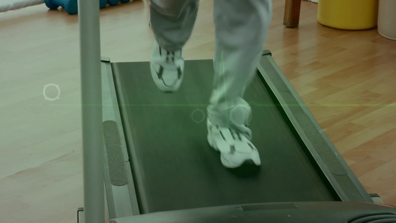 Gambe e piedi che camminano su tapis roulant, tracciamento degli impatti sovrapposto dopo il tocco dell'interfaccia utente, analisi dell'andatura