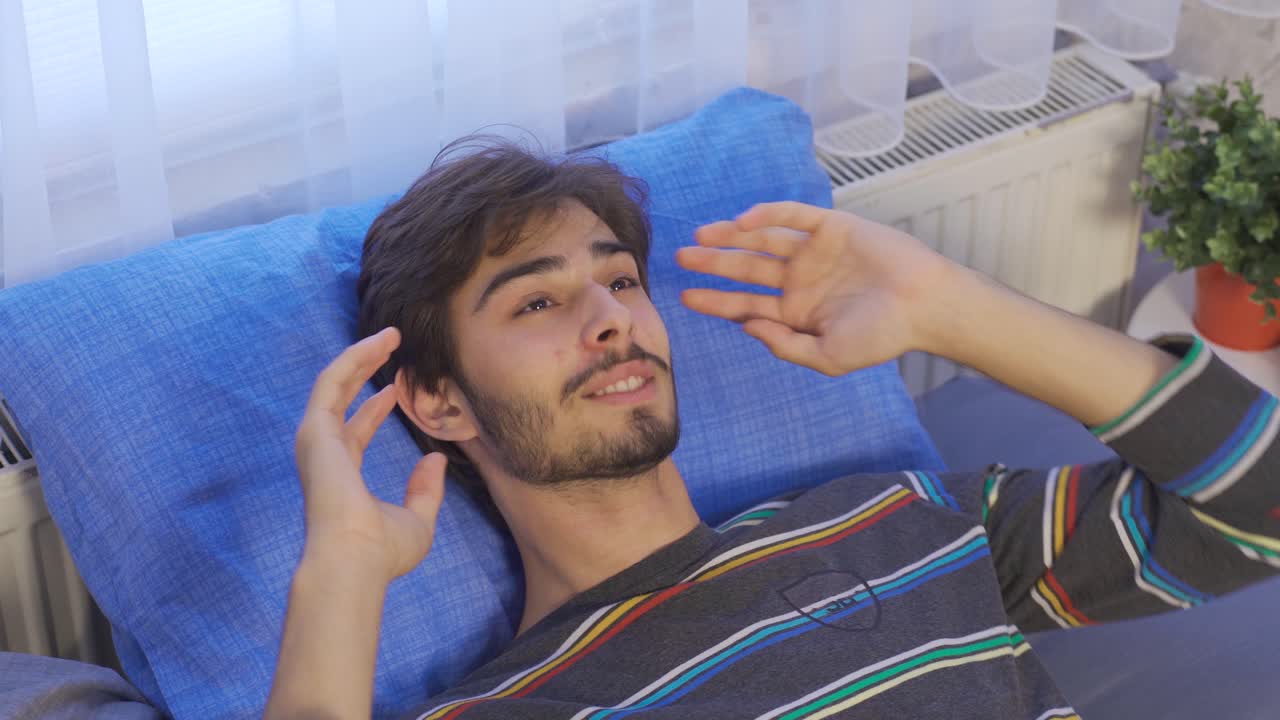 un joven sonriente soñando despierto en su habitación. el futuro.