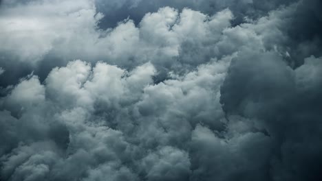 Punto-De-Vista-De-4k-Desde-Arriba-De-La-Tormenta-Y-Nubes-Oscuras-En-Movimiento