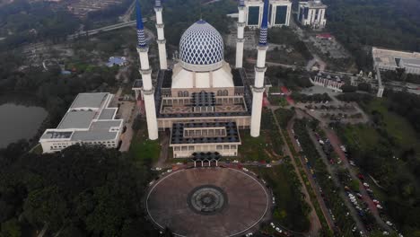 vista aérea de la mezquita del sultán salahuddin abdul aziz o localmente conocida como la mezquita shah alam