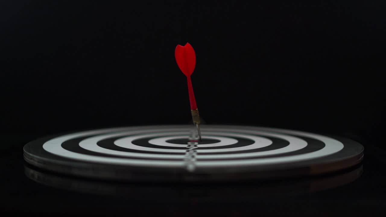 느린 동작 화살표는 표적을 점수판의 지점으로 밀어넣습니다.