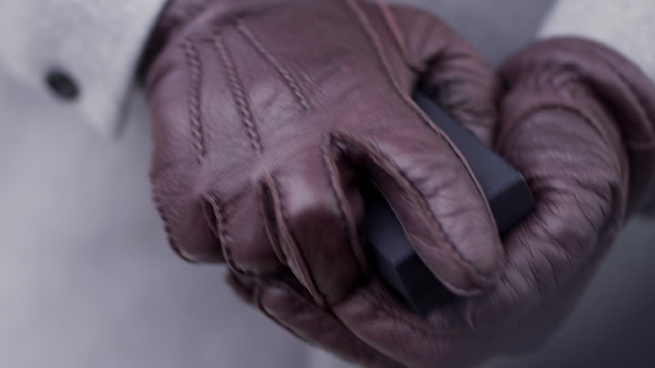 вблизи мужчина в сером пальто с коричневыми перчатками извлекает изысканное обручальное кольцо коробка открывается карман показывает ошеломляющее бриллиантовое обручительное кольцо захватывает романтическое предложение романтика приверженность любовь визуальные