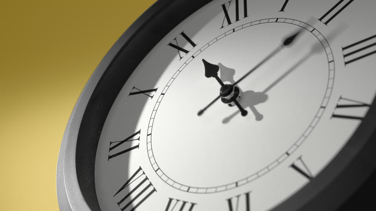 reloj latino en la pared amarilla en el lapso de tiempo