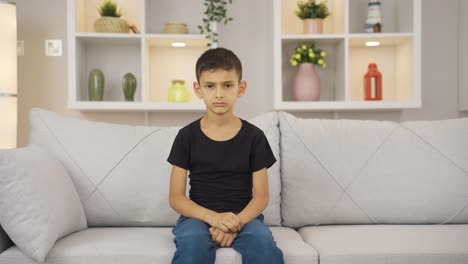 el chico que mira negativamente a la cámara felicita.