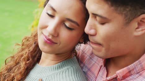 video de una pareja biracial pasando tiempo en el jardín