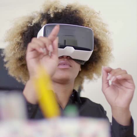 Businesswoman-Working-In-Virtual-Reality-In-Office