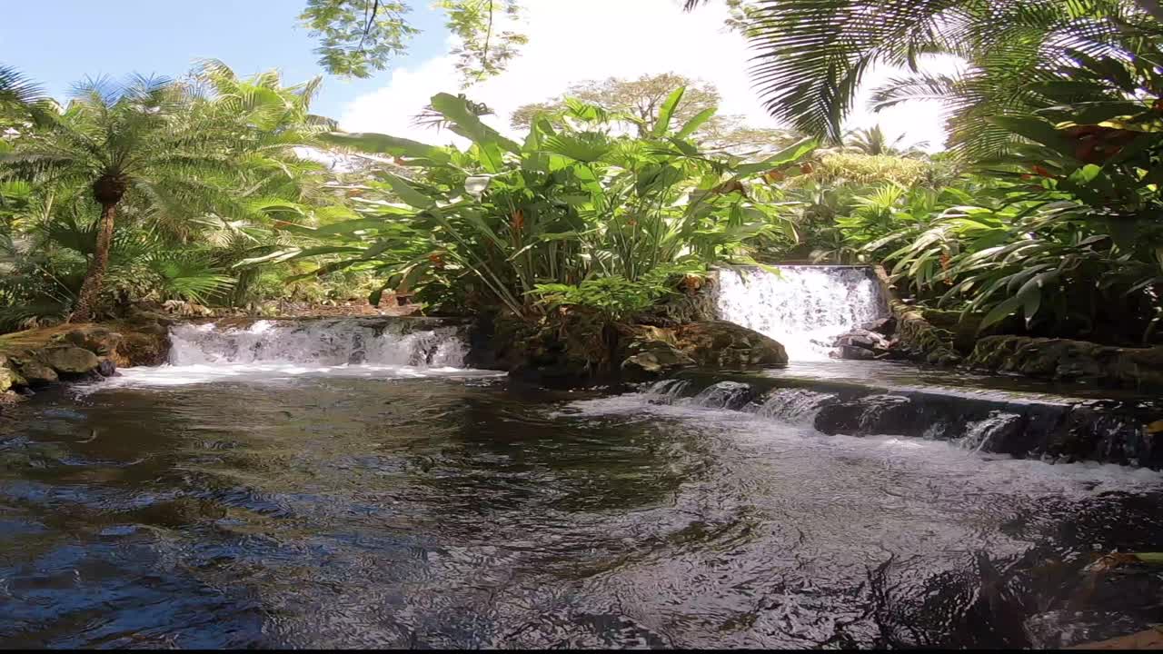 este es un lapso de tiempo de una de varias aguas termales naturales en tabacon en costa rica