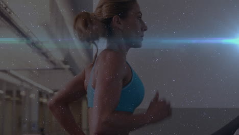 animación de una mujer caucásica corriendo en una cinta de correr en el gimnasio con luz azul moviéndose en primer plano