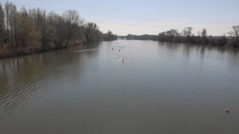 con el kayak río abajo