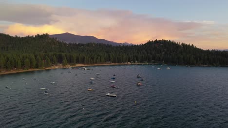 barcos en lake tahoe durante la puesta de sol en california, ee.uu. - toma aérea de drones