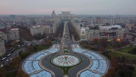 Vista-Aérea-Inversa-Desde-Un-Dron,-Con-Vistas-Al-Famoso-Bulevardul-Unirii-Y-Al-Parlamento-Rumano-Al-Fondo-Durante-La-Tarde