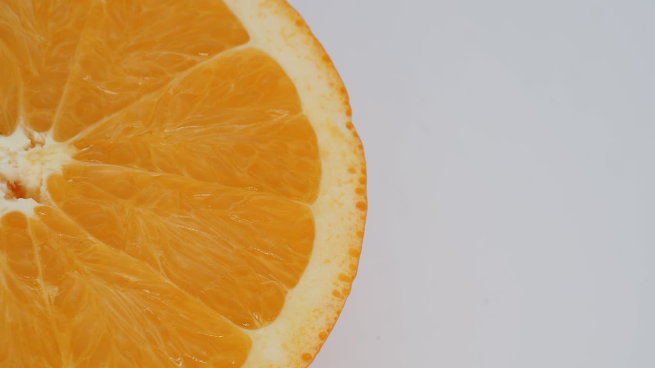 naranja sobre un fondo blanco.