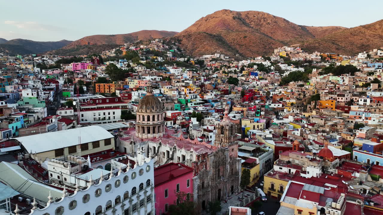 Aerial view diving over the Templo de la Compa&ntilde;&iacute;a de Jes&uacute;s Oratorio de San Felipe Neri, in Guanajuato, Mexico
