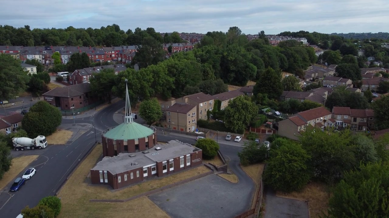 Luftfoto med drone af St Peter's Church, Ellesmere, med udsigt over Burngreave-området i Sheffield, England. Historisk kirkelandemærke omgivet af et beboelseskvarter på en solskinsdag