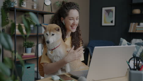 mujer trabajando desde casa con perro