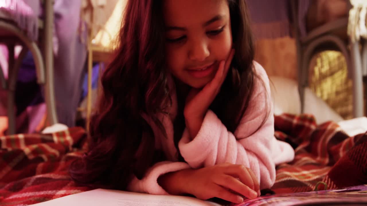 chica relajándose en el colchón y leyendo un libro