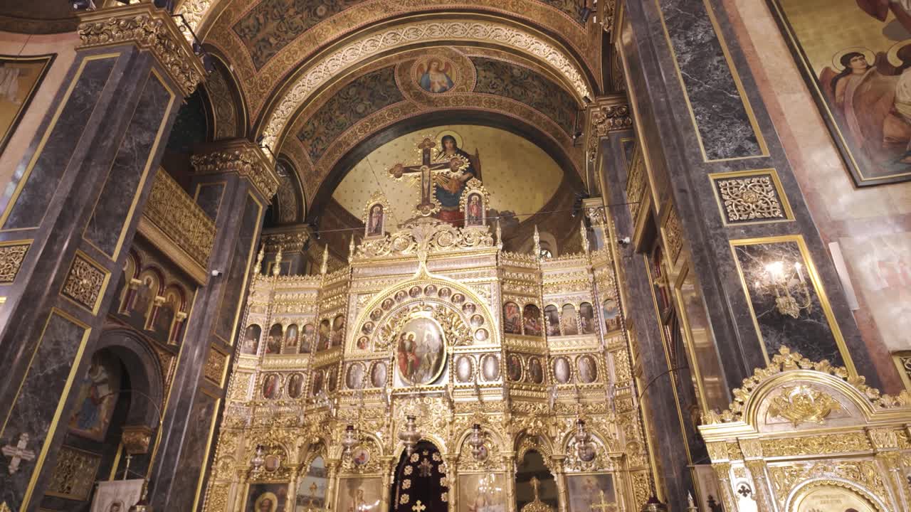 Autel doré richement décoré à l’intérieur sacré de l’église Domnița Bălașa