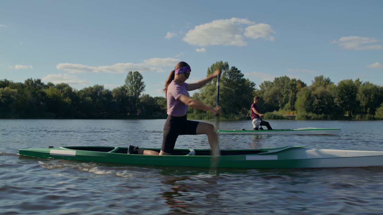 Personen, die auf einem Fluss Kanu fahren