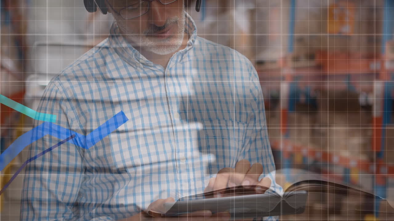 animación del procesamiento de datos estadísticos sobre un supervisor masculino de alto nivel caucásico utilizando una tableta digital