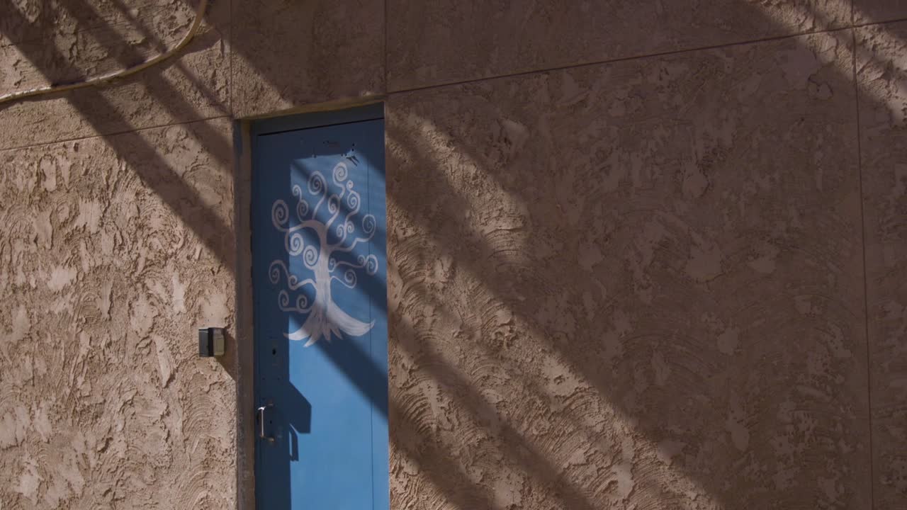 시내 골목 문에 있는 멋진 나무 낙서