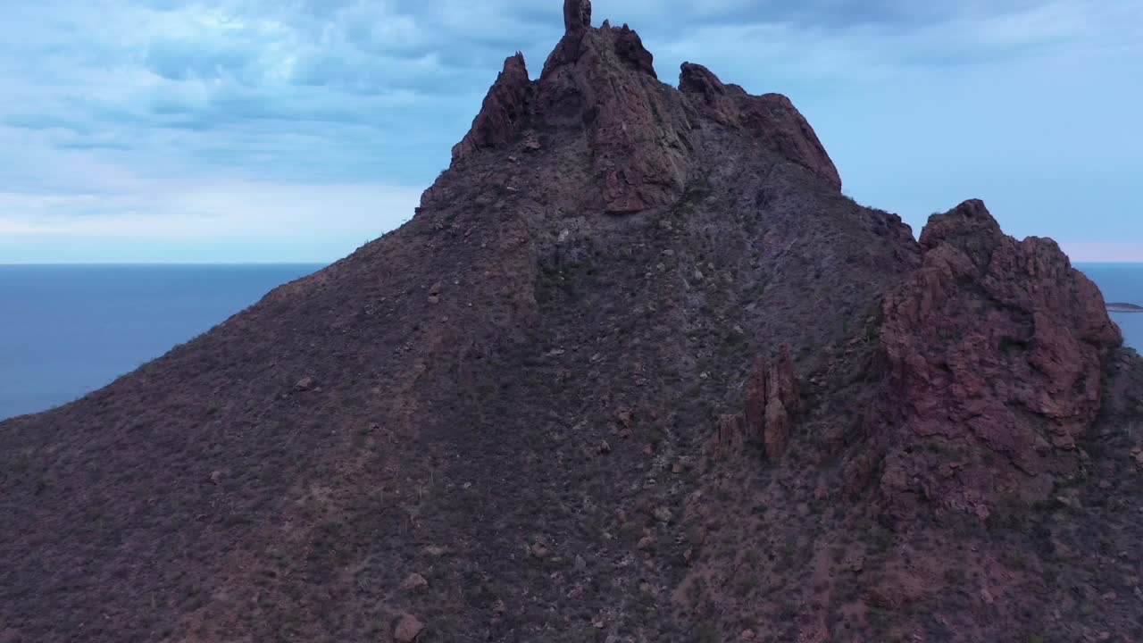vuelo de drones por el mar hacia una gran montaña llamada tetakawi