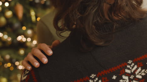 pareja bailando en una fiesta de navidad