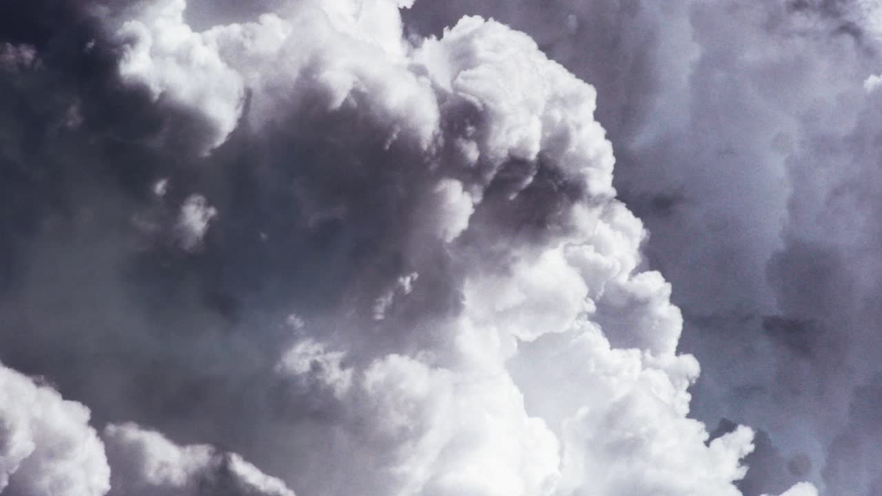 번개가 치는 뇌우 구름