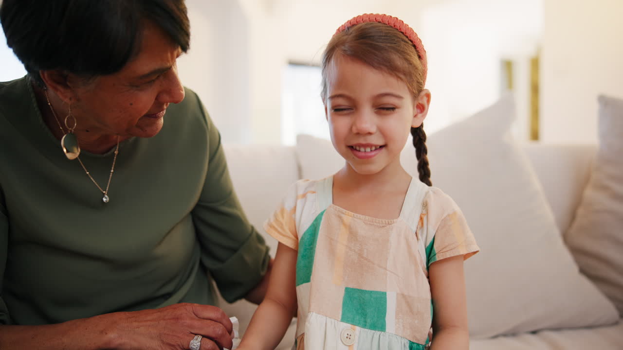 casa, niña y estornudar con la abuela